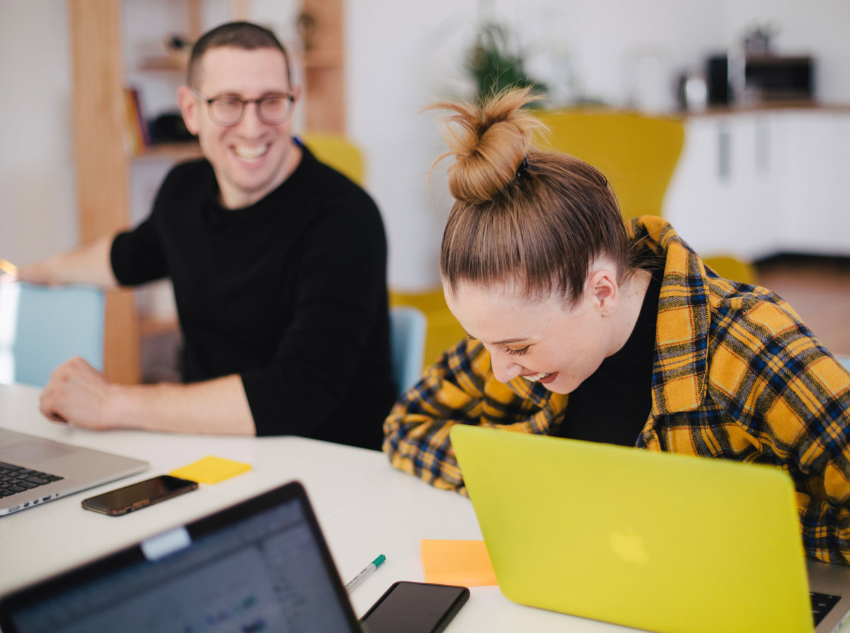 Personen beim Arbeiten