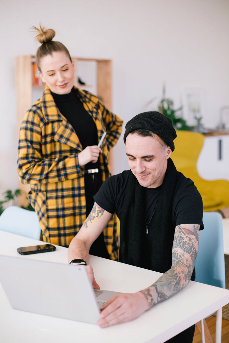 Zwei Personen beim Arbeiten