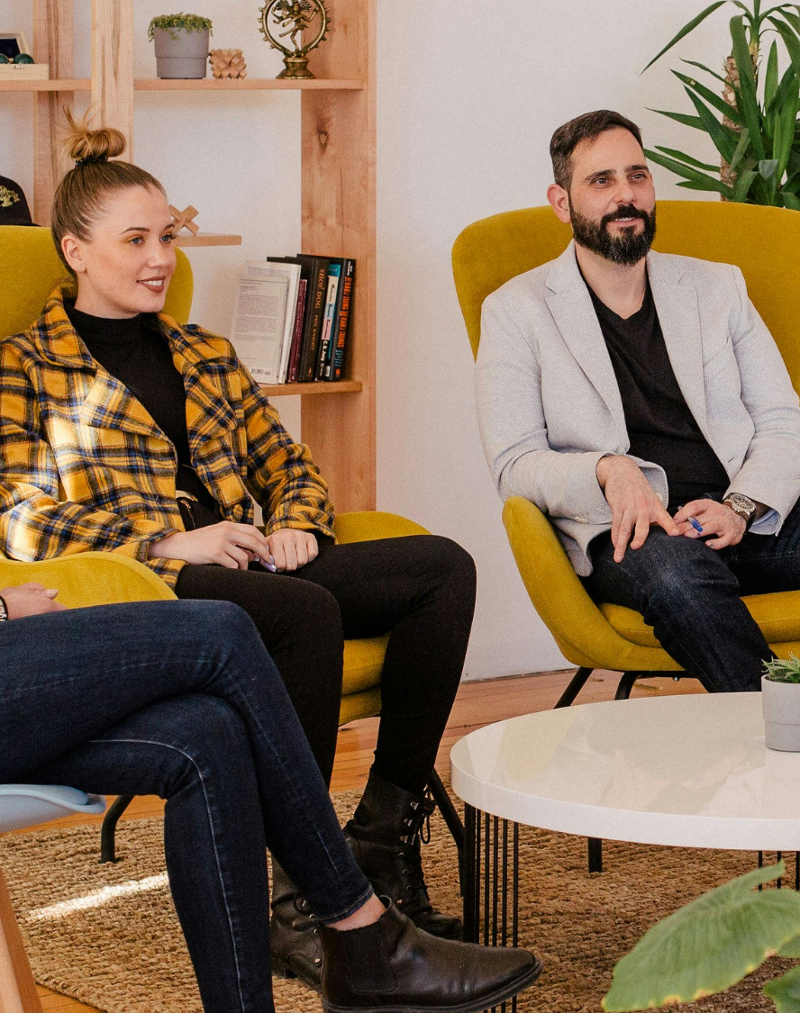 Karriere Lächelnde Person bei einem Gespräch